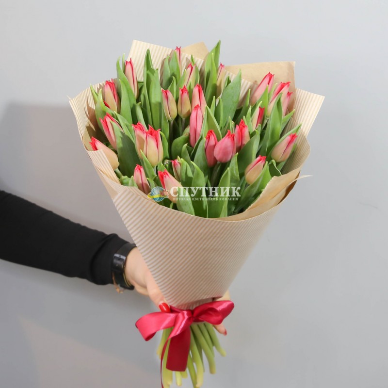 Купить букет красных тюльпанов на 8 марта в СПб недорого