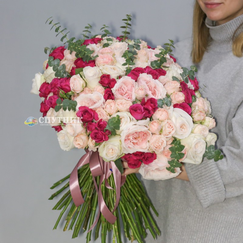 Купить большой букет роз в СПб, букет 77 роз с доставкой