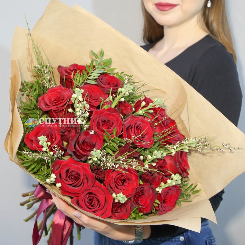 Купить шикарный букет красных роз в СПб