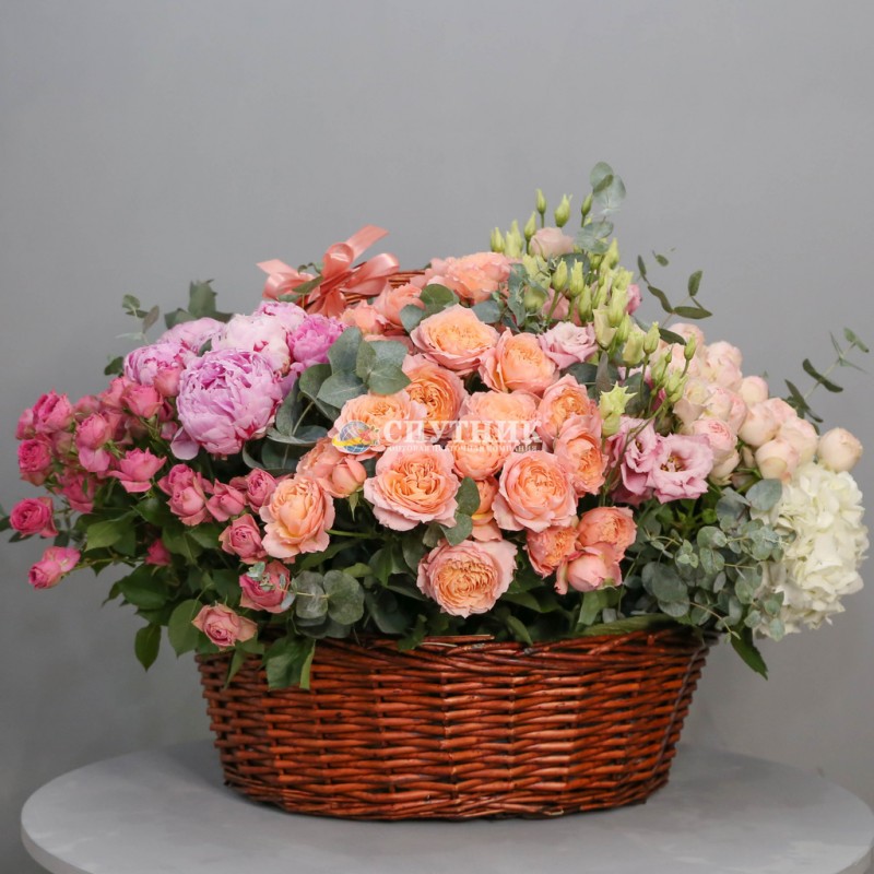 Большой букет роз и пионов в корзине заказать в СПб недорого