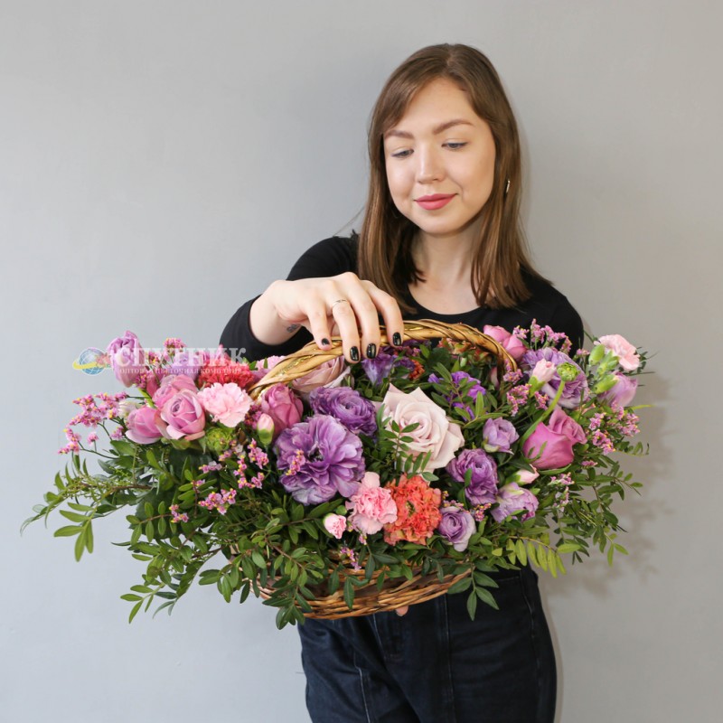 Купить цветы в корзине в СПб недорого