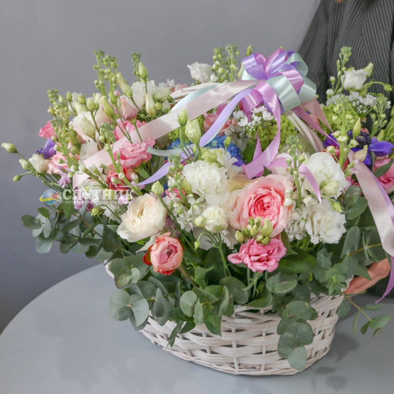 Купить большую корзину цветов в СПб недорого ✿ Оптовая цветочная компания СПУТНИК