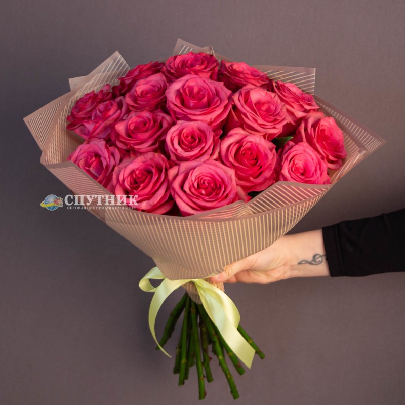 Букет розовых роз купить в СПб недорого