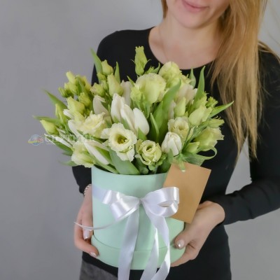 Букет тюльпанов в шляпной коробке "Мятный лайм"  / 5'600 руб