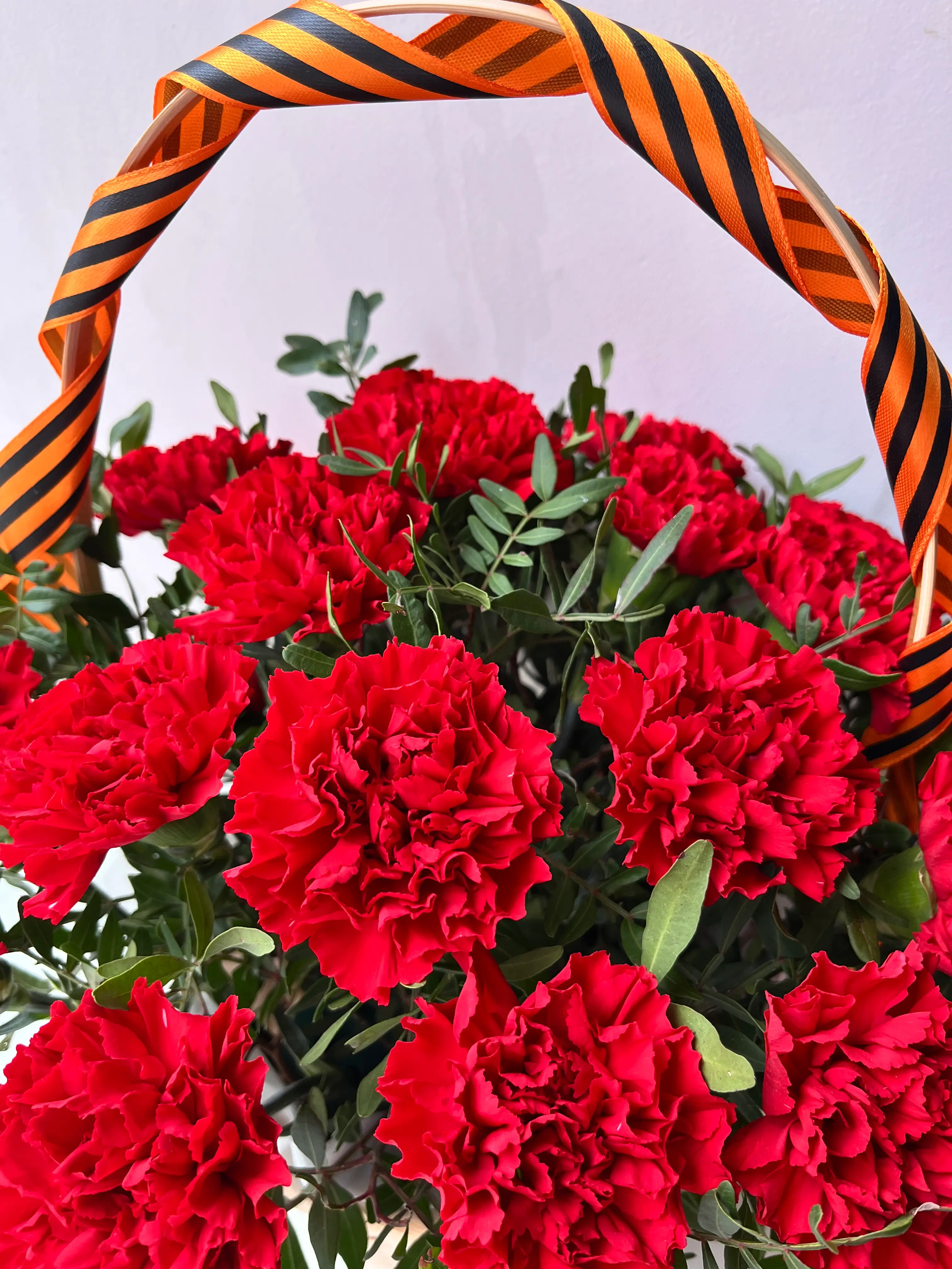 Корзина с гвоздиками Red - "Спутник"