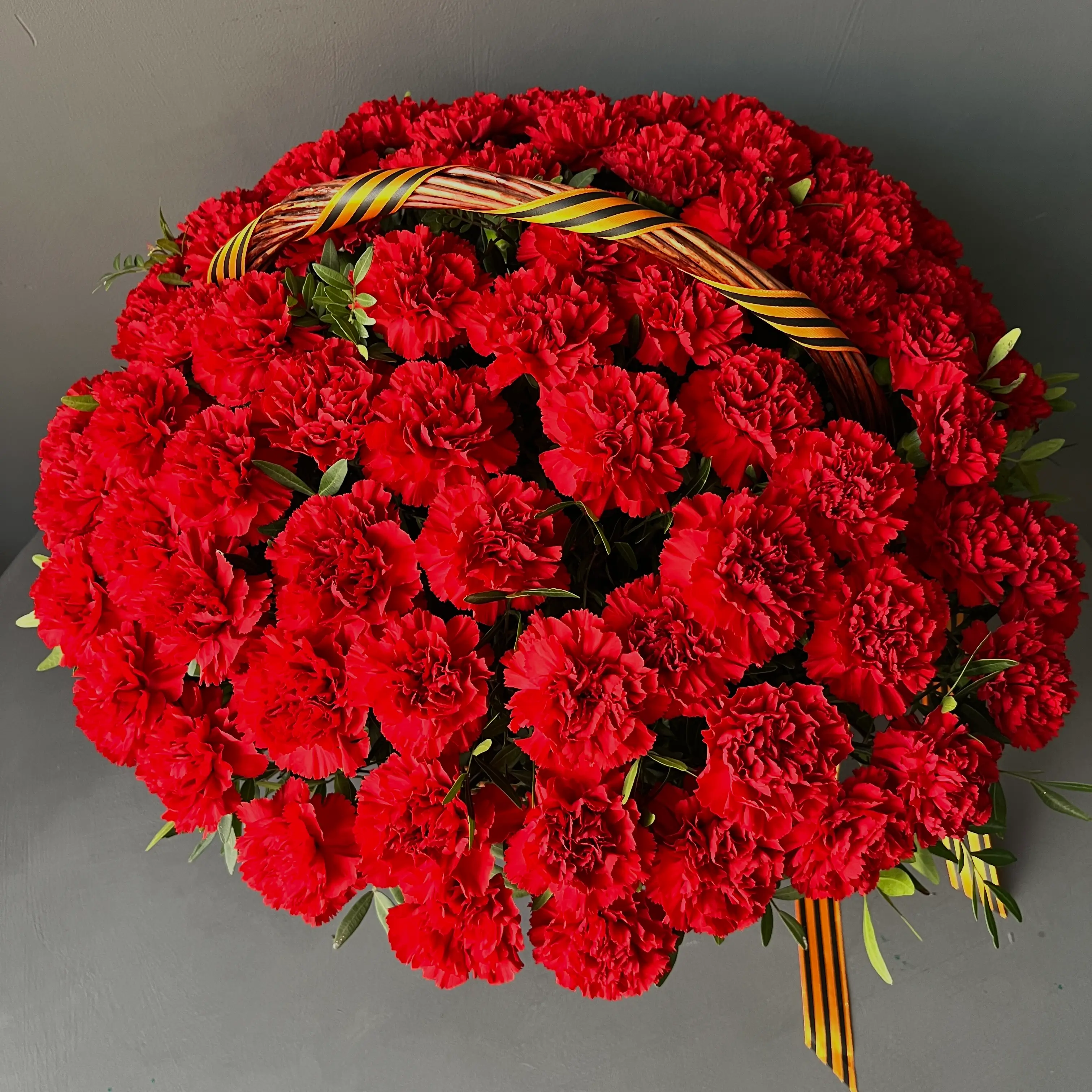 Корзина с гвоздиками Red - "Спутник"