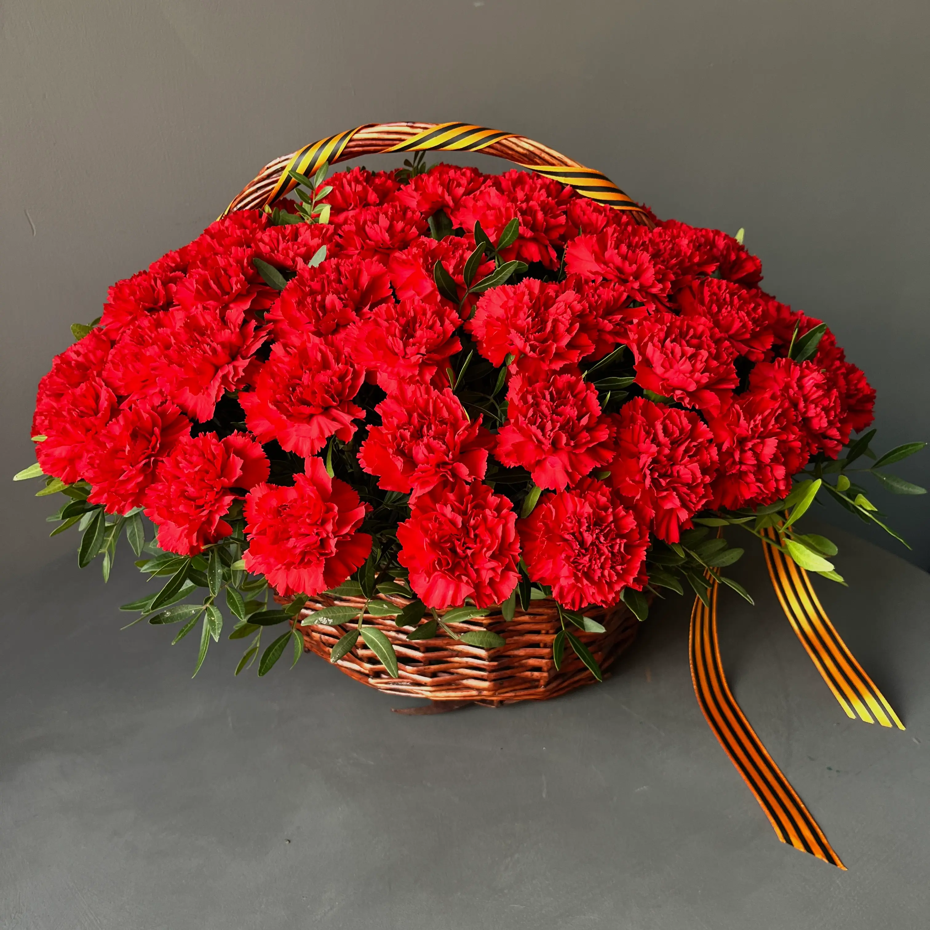 Корзина с гвоздиками Red - "Спутник"