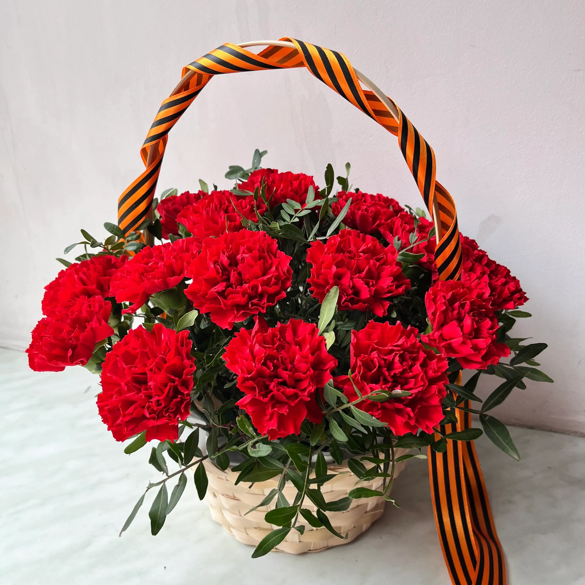 Корзина с гвоздиками Red - "Спутник"