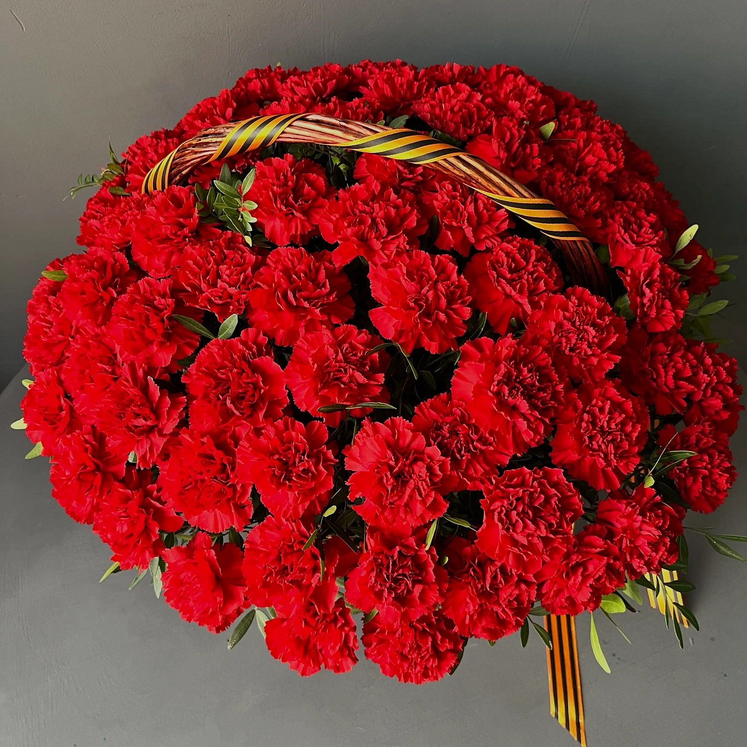 Корзина с гвоздиками Red