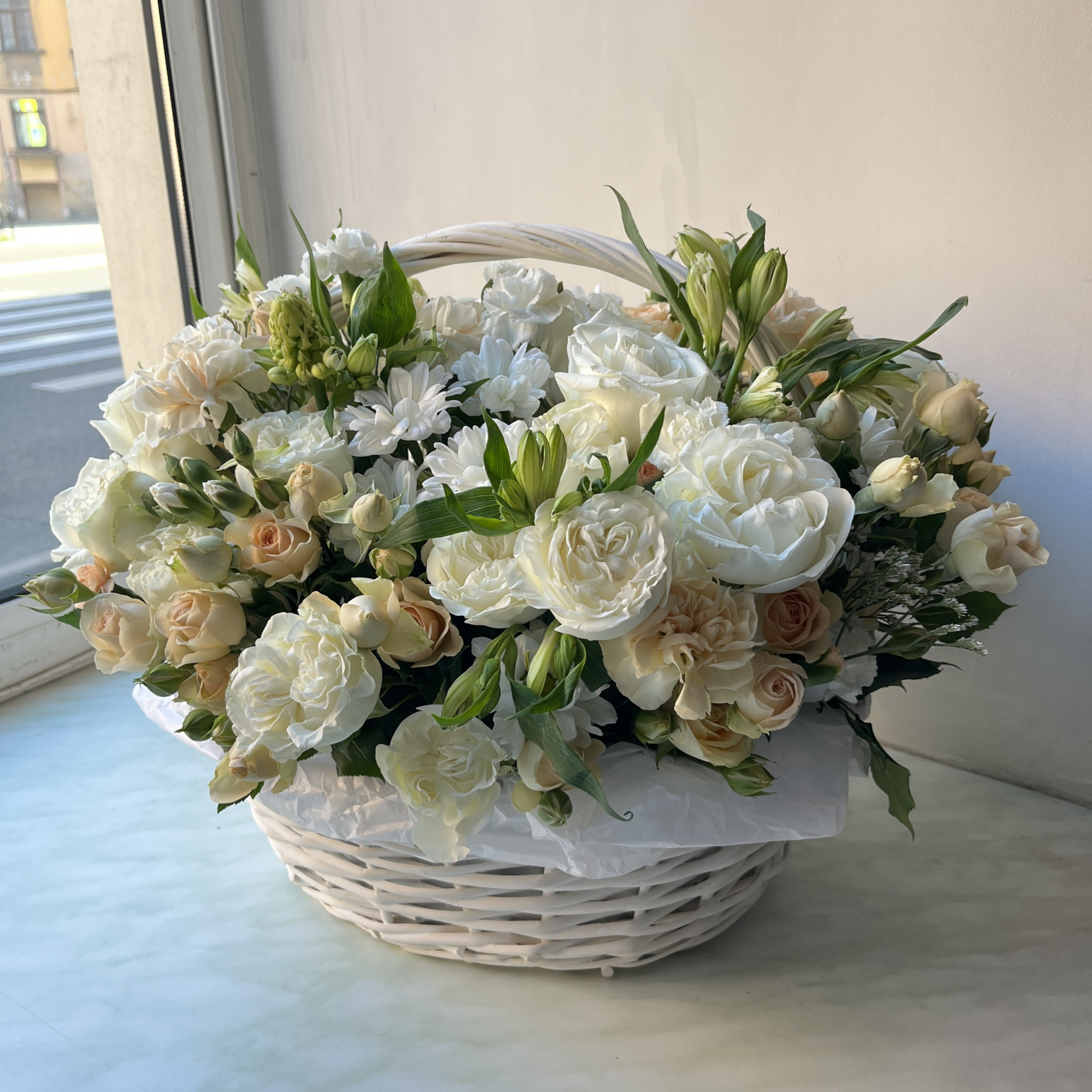 Корзина с цветами white - "Спутник"