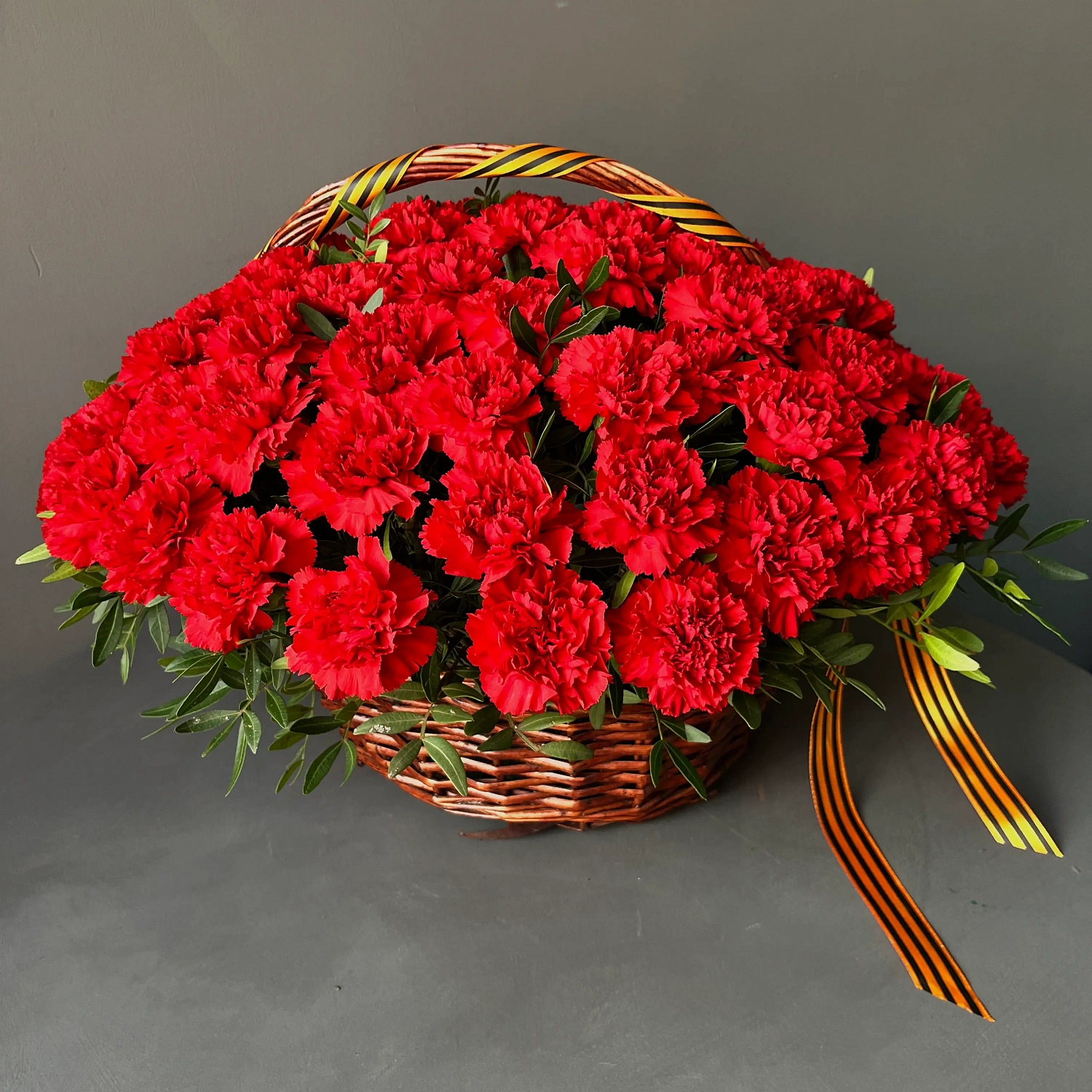 Корзина с гвоздиками Red