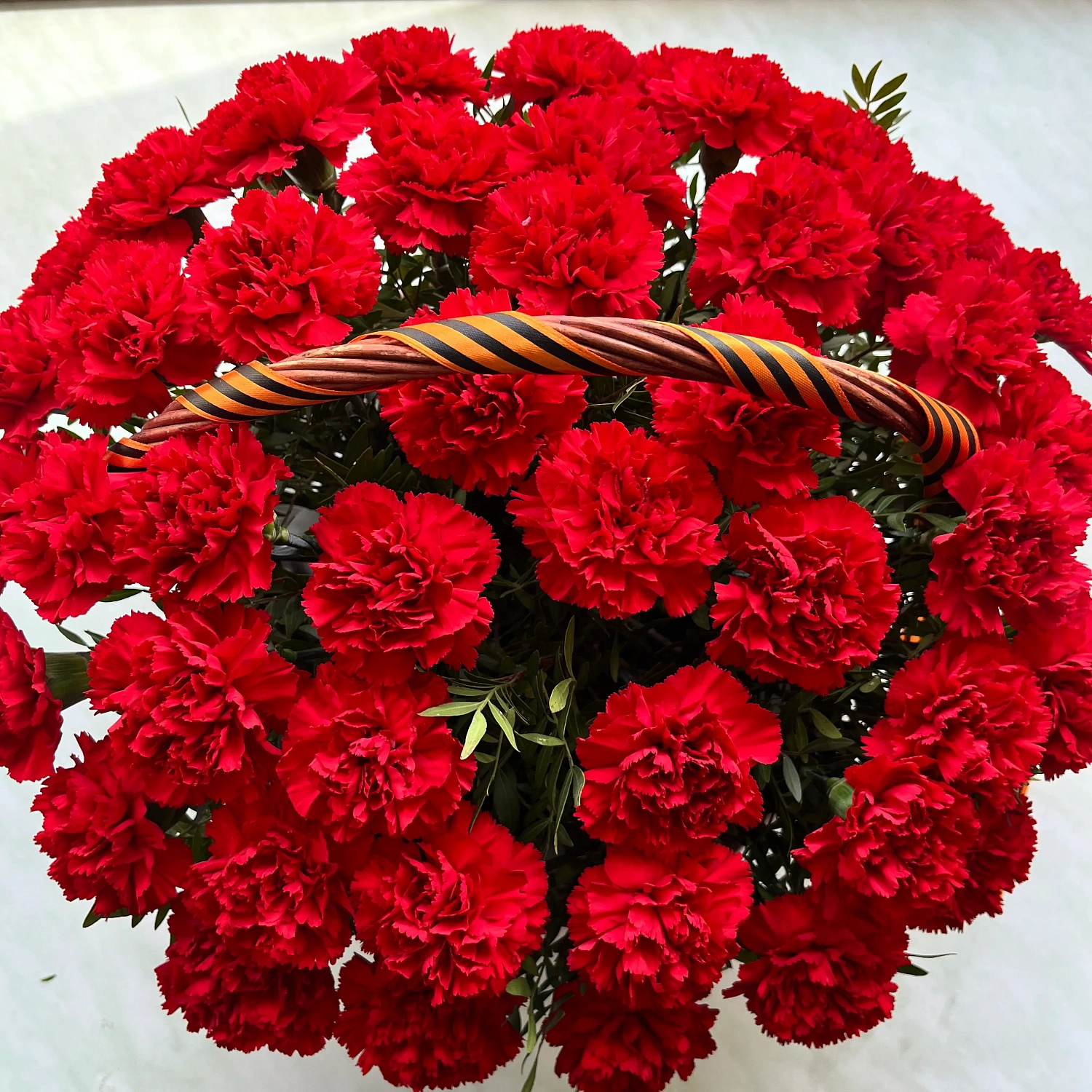 Корзина с гвоздиками Red